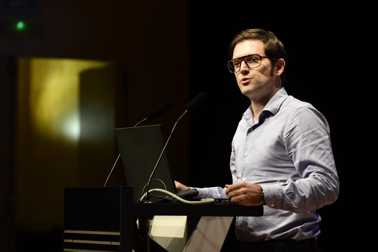 Toni Pou, periodista científico, recibiendo el premio Divulgación SCB 2018 por el especial sobre Evolución durante la Noche de la Biología. Crédito: SCB la Biologia. Crèdit: SCB