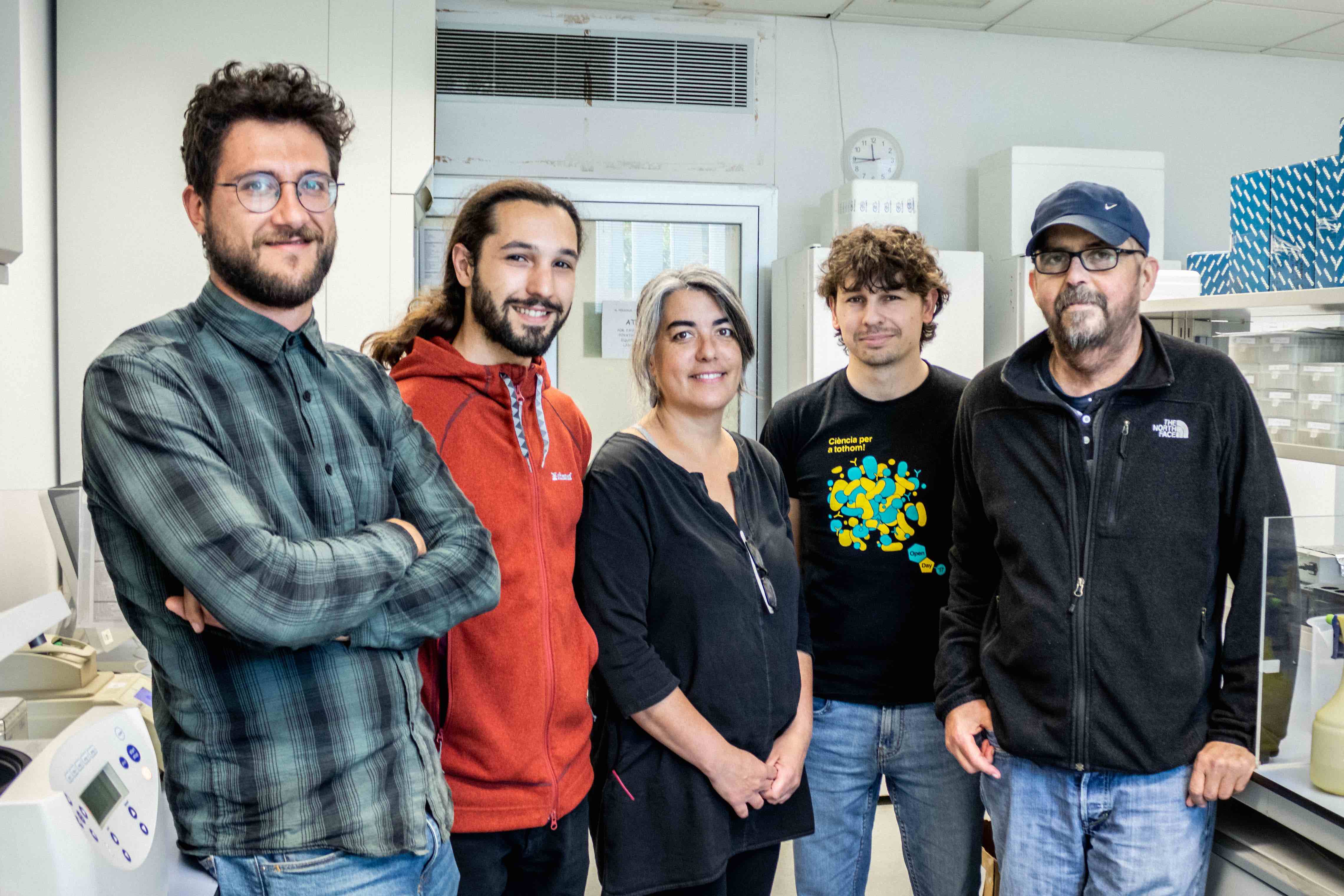 Ignacio Ribera (derecha) con los miembros de su laboratorio.