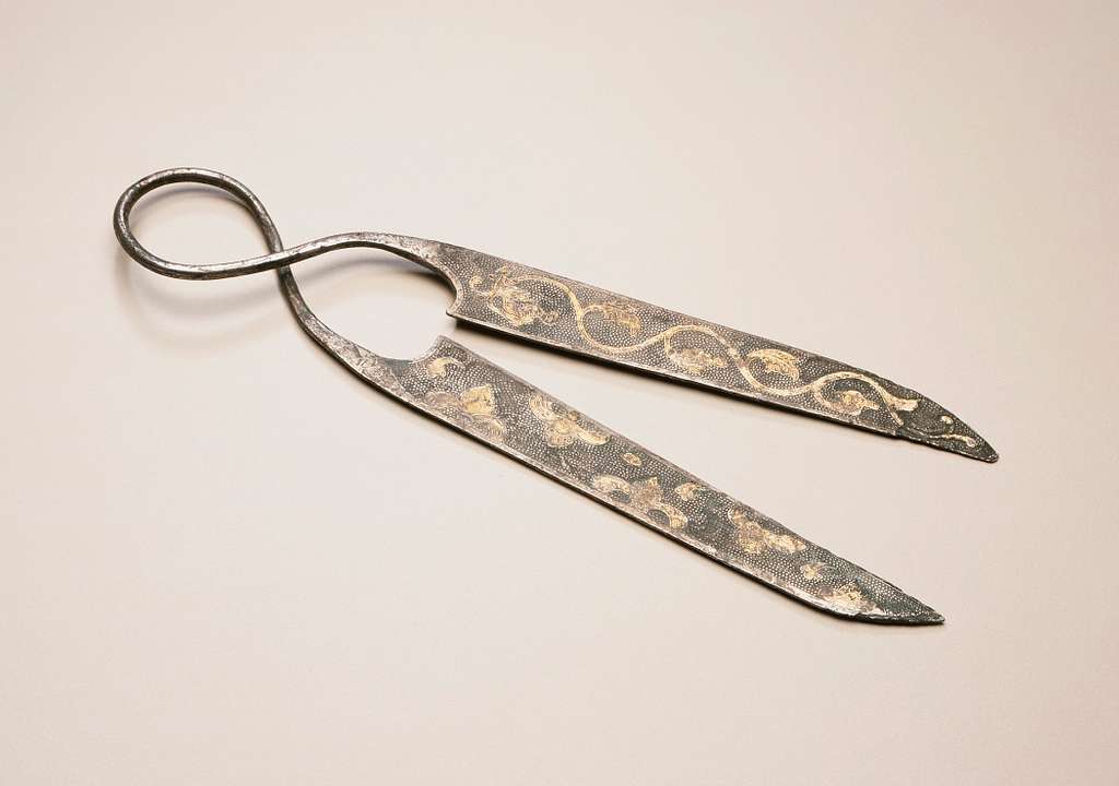 Imatge inicial - Scissors with Clouds and Floral Scrolls. Credit to LACMA.
