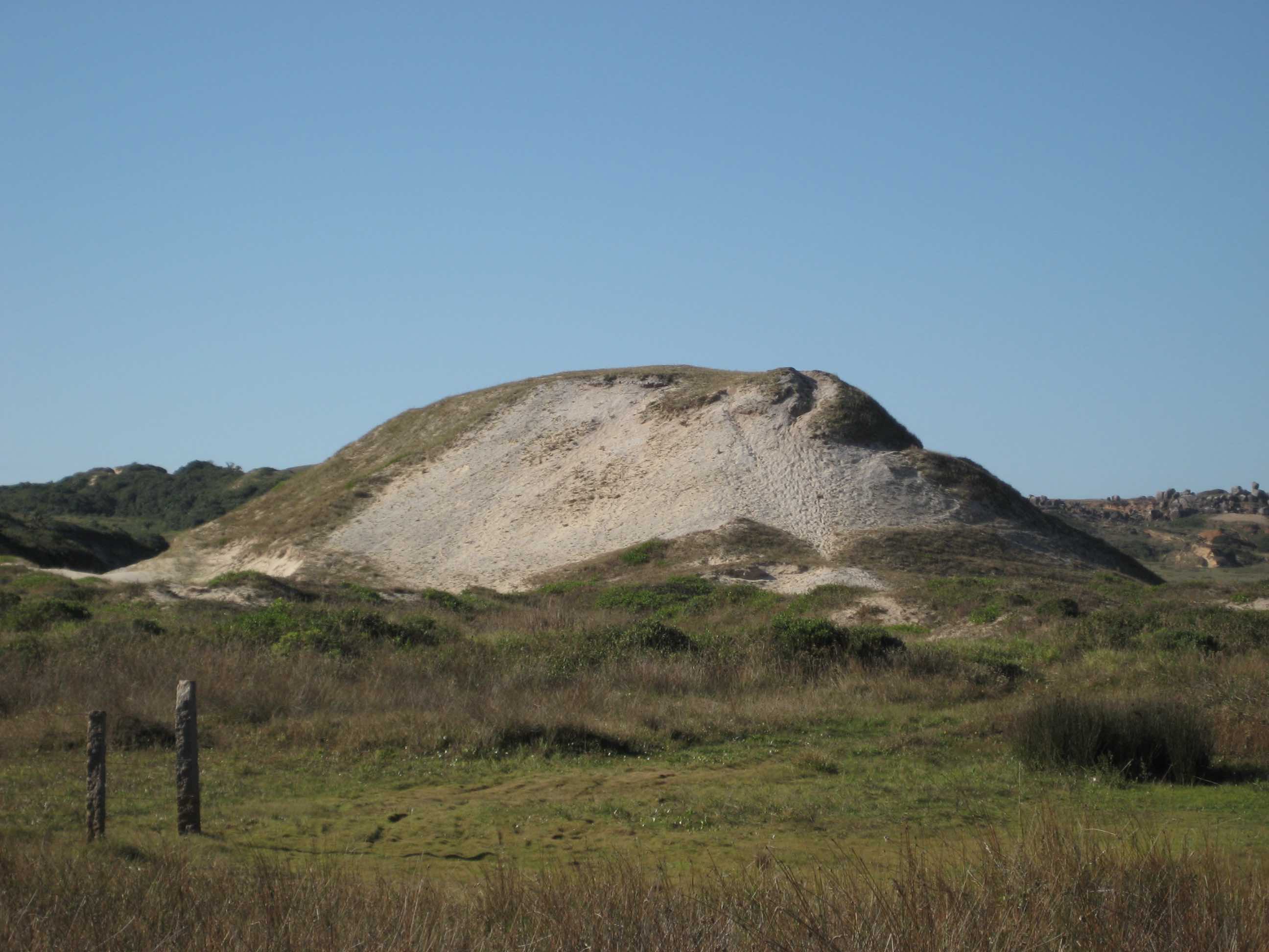 Imatge inicial - Along a stretch of more than 3,000 kilometers on the Atlantic coast of Brazil, there are numerous so-called sambaquis, mounds of shells and other calcareous material. Photo: Ximena Suarez Villagran