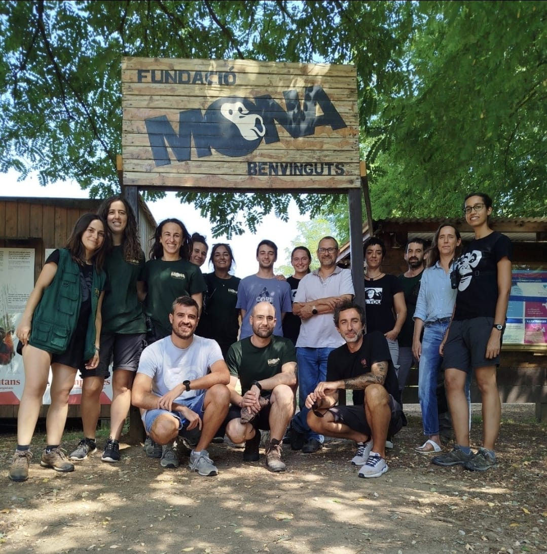 Imatge inicial - Equip de l’IBE i la UPF a la Fundació MONA després de fer la primera prova de camp. Crèdit: Fundació MONA