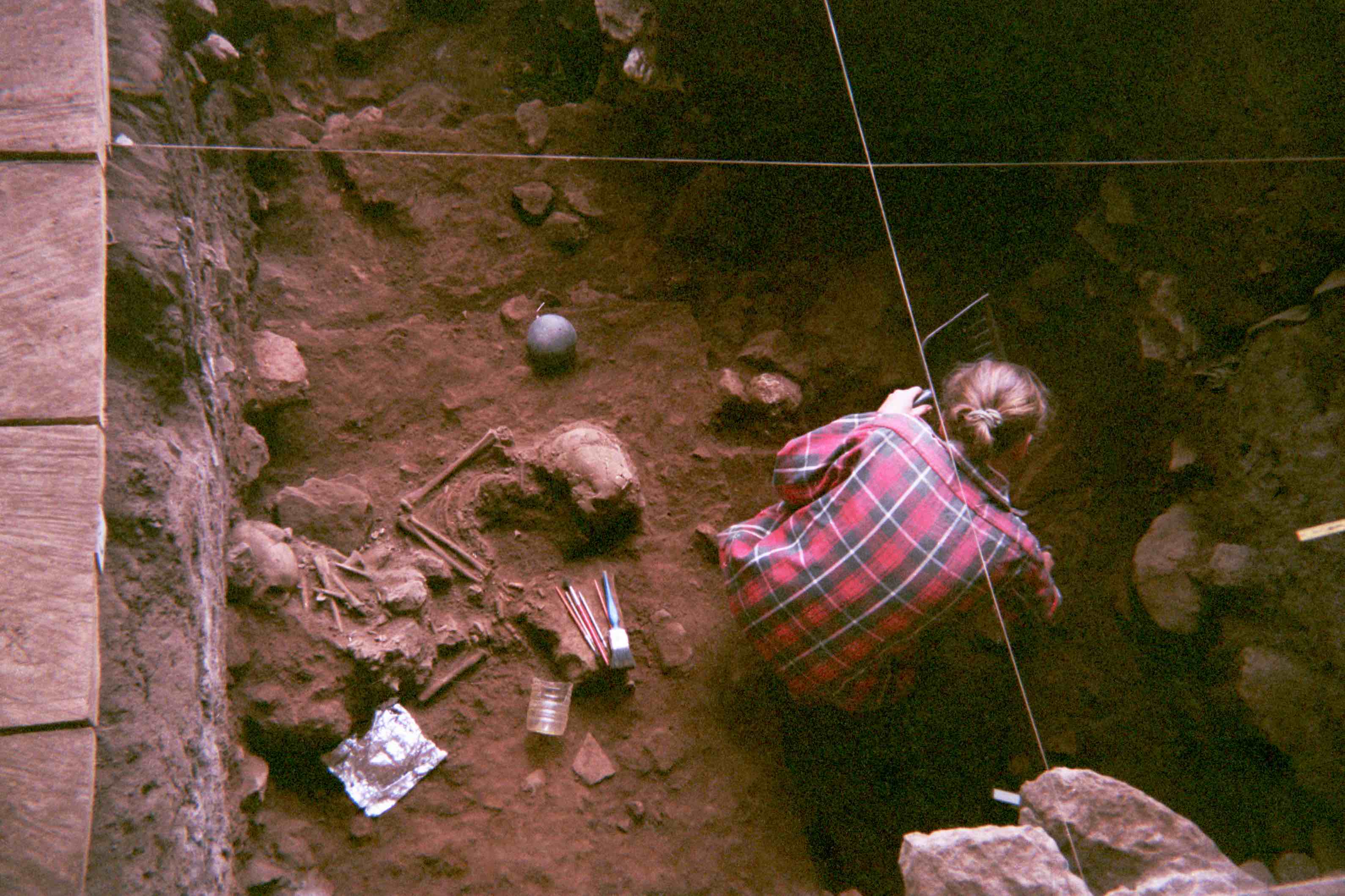 Excavación de un entierro doble en el refugio rocoso de Shum Laka en Camerún, que contiene los restos de dos niños que vivieron hace ~ 8000 años y que eran genéticamente de la misma familia (foto de Isabelle Ribot, enero de 1994).