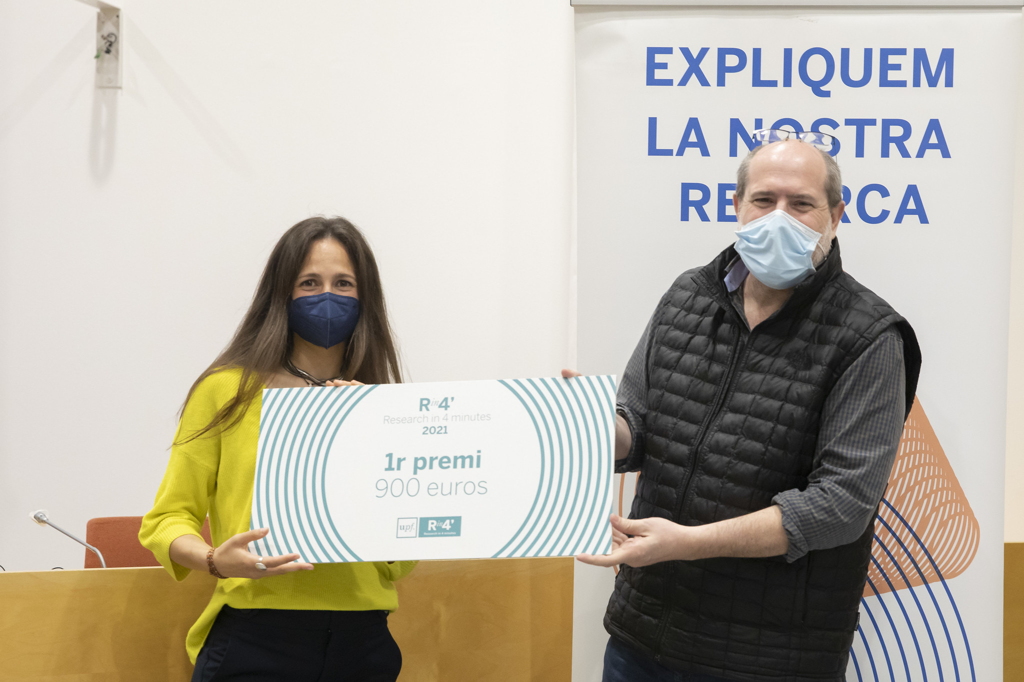 Enric Vallduví entrega el primer premio del Rin4' a Marina Álvarez. Crédito: UPF