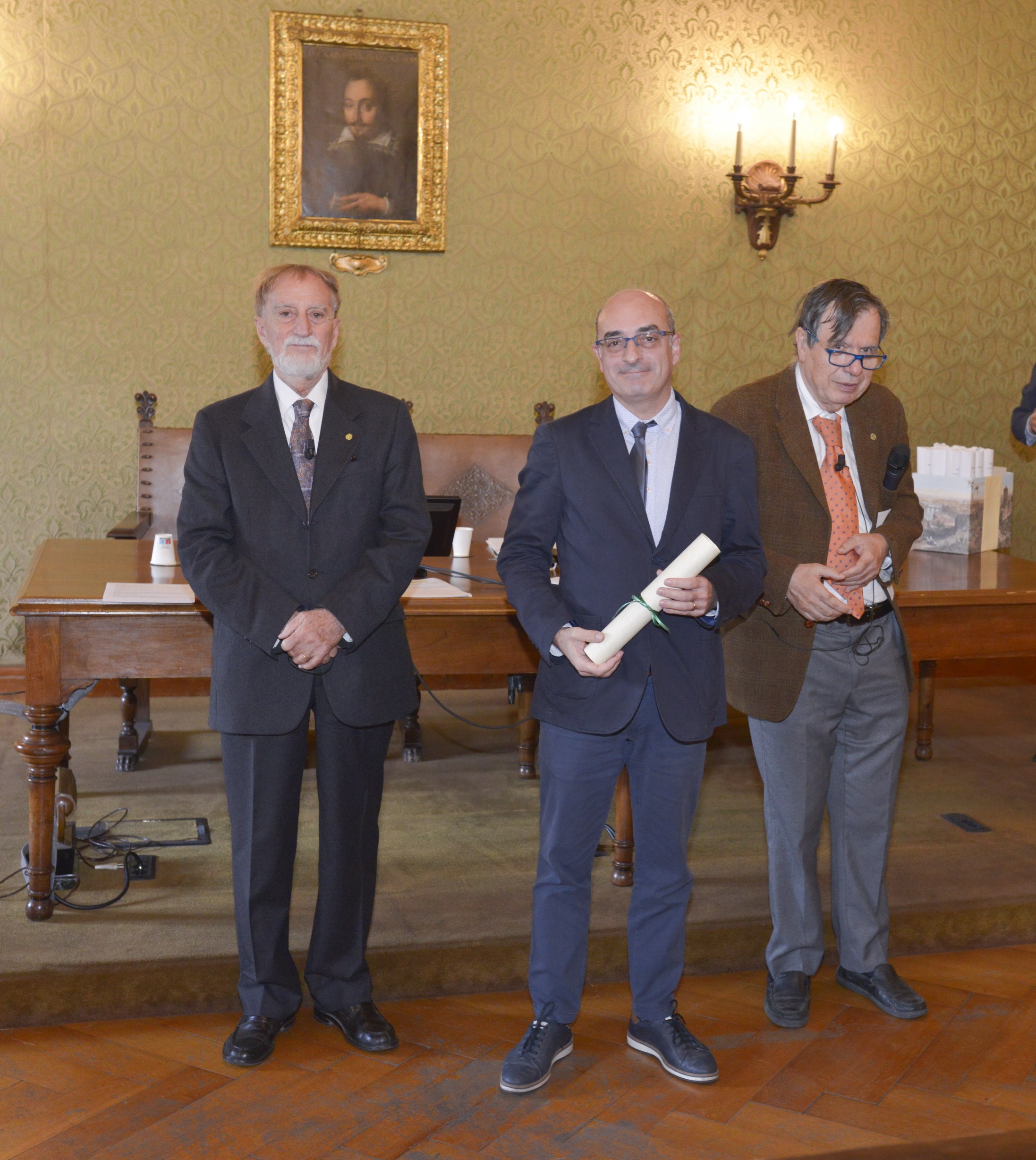 De izquierda a derecha: Roberto Antonelli, presidente de la Accademia di Lincei, Carles Lalueza-Fox investigador del IBE y director del MCNB, y Giorgio Parisi, premio Nobel de física. Carles Lalueza-Fox en la Academia de Lincei