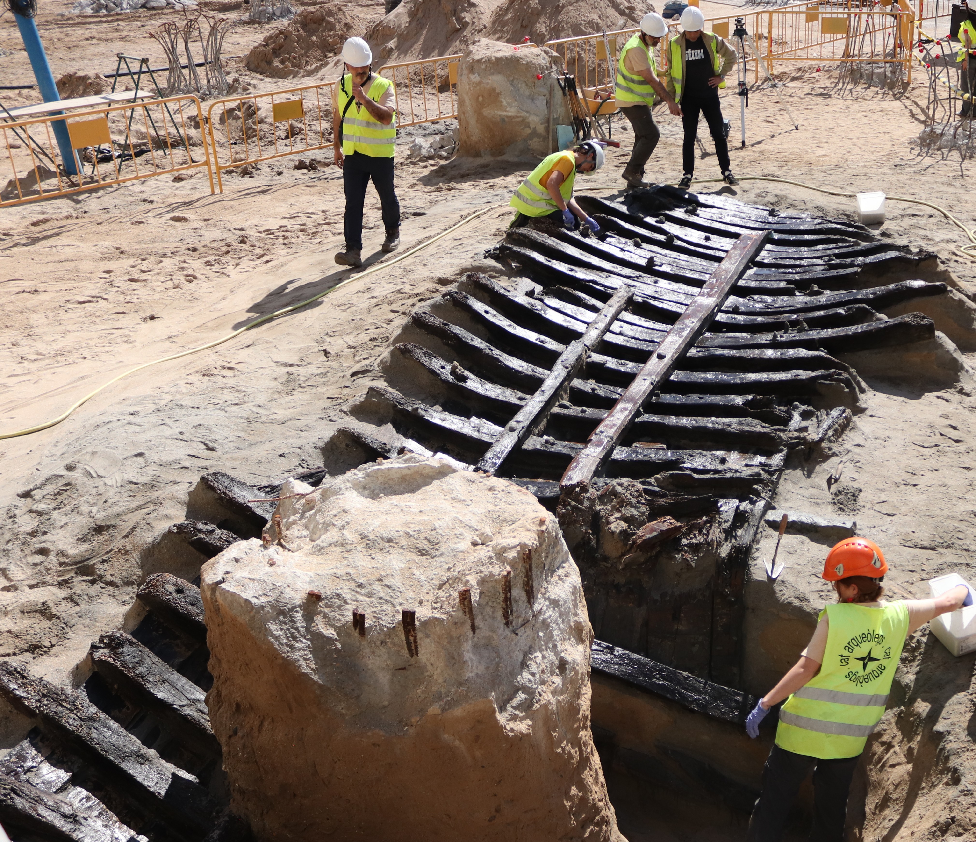 Equip d’arqueologia treballant amb les restes del vaixell. Crèdit: IBE. Imatge inicial - Equip d’arqueologia treballant amb les restes del vaixell. Crèdit: IBE.