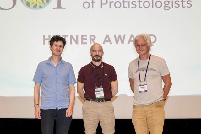 Javier del Campo receiving the Hutner Award at the ICOP/ISOP 2025 Imatge inicial - Javier del Campo receiving the Hutner Award at the ICOP/ISOP 2025